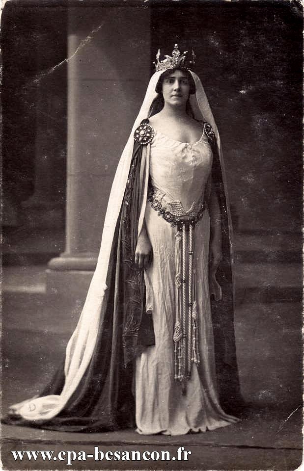 BESANÇON - Jeune femme en costume